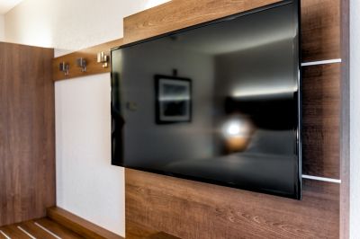 Tv Hanging Service in Overland Park, KS